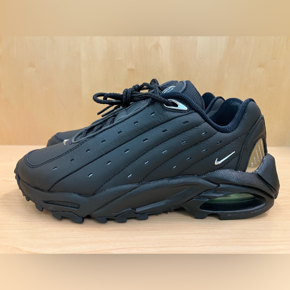 Nike Men's Black Athletic Sneakers with Subtle Silver Accents